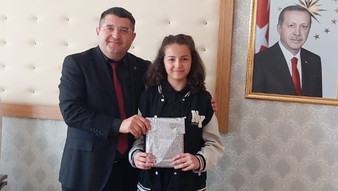 Türkiye Birincimiz Yunus Emre Ortaokulu Öğrencisi Rümeysa TOPÇU